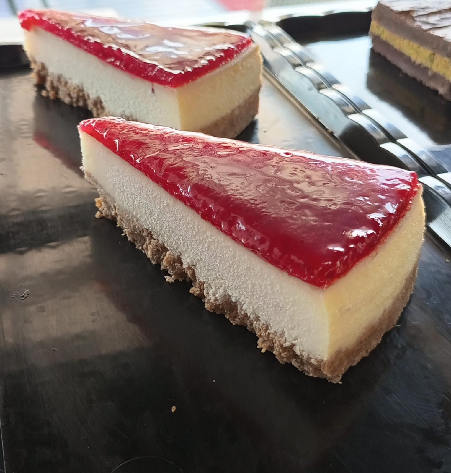 Frambuaz Soslu Cheesecake