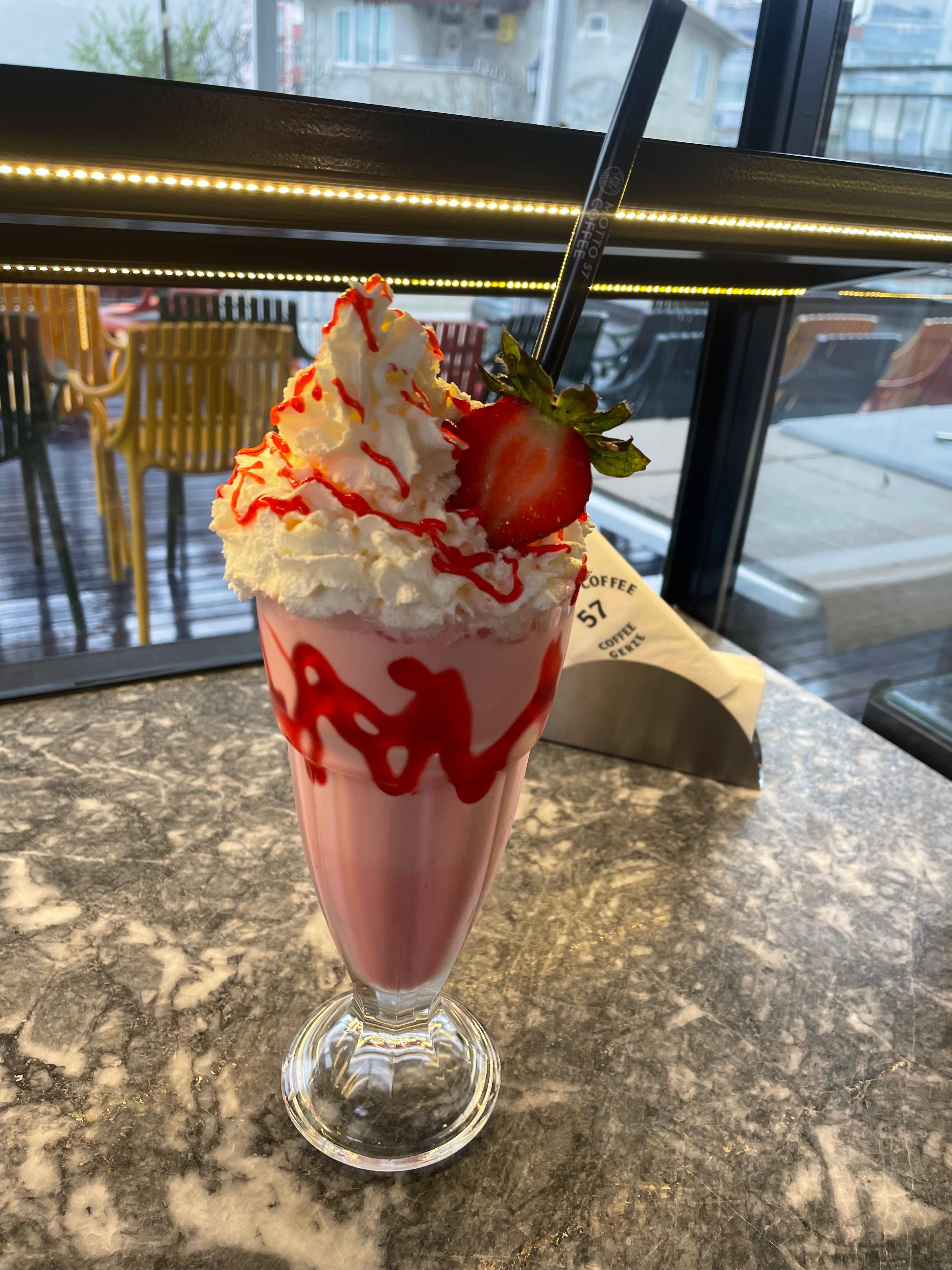 Milkshake (Çikolata-Çilek-Muz-Karamel-Vanilya-Kivi)