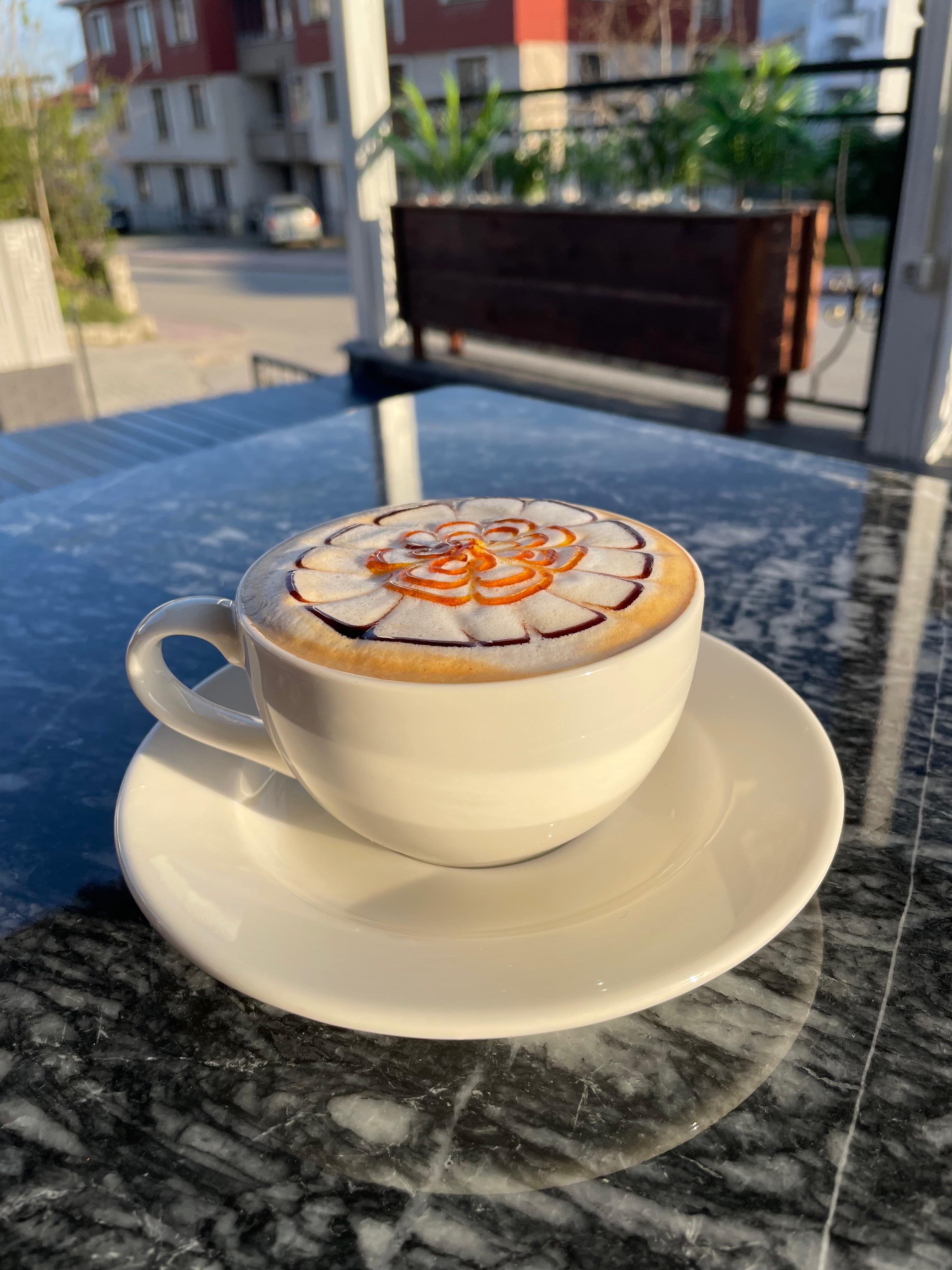 Aromalı Latte (Fındık-Karamel-Vanilya)